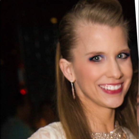 Meet your Posher, Carly - Picture 3 of 5